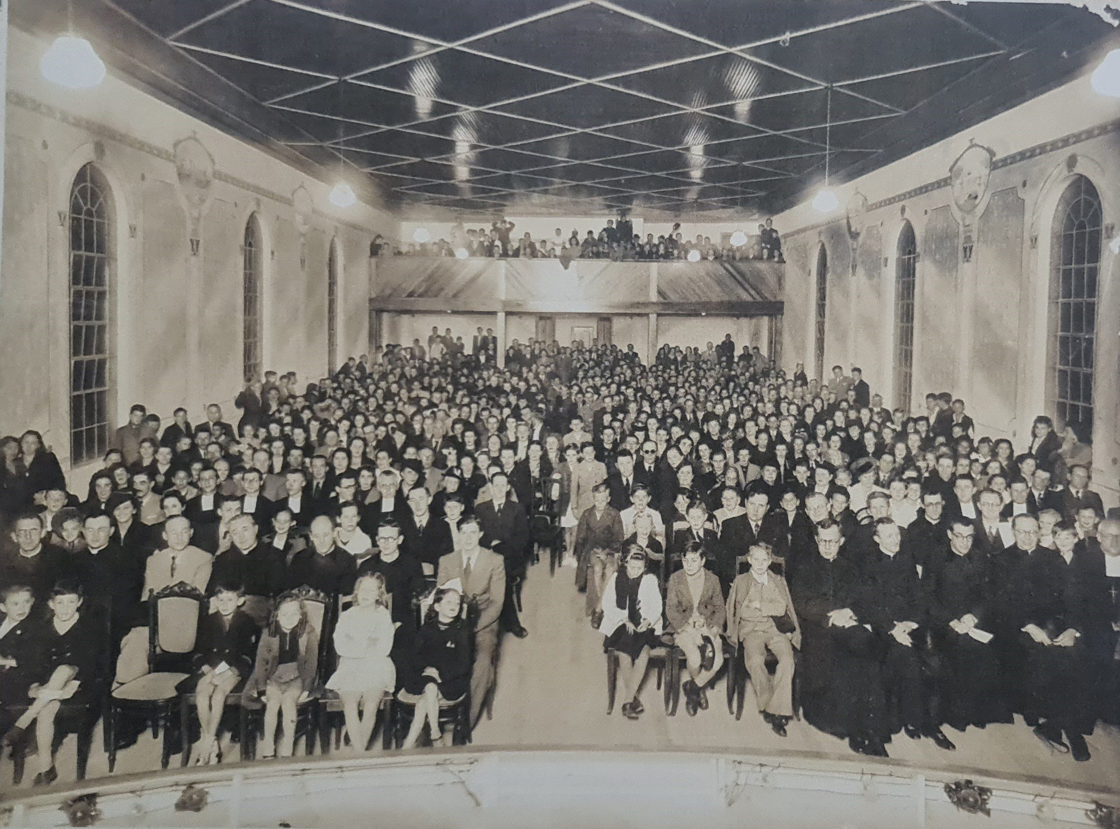Cinema que funcionava no salão nobre do edifício Beato Claret 1940 (Crédito: Acervo do Museu Claretiano de Curitiba)