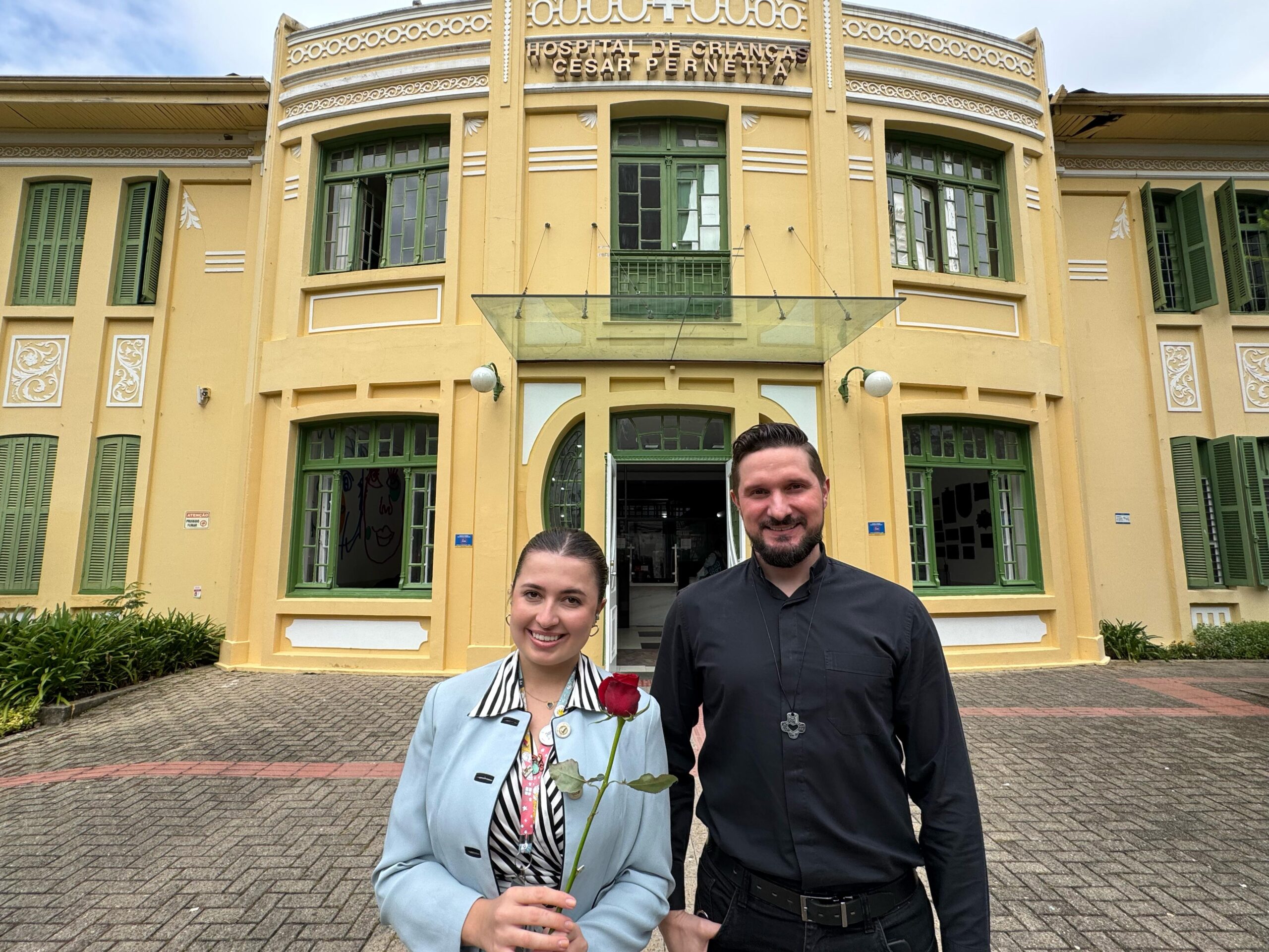 Padre Nilson Helmann, pároco do Santuário de Santa Rita, com Heloisa Gonzalez Tenfen, analista de Projetos e Parcerias no Hospital Pequeno Príncipe, anunciam ação solidária conjunta na 67ª Festa de Santa Rita, em Curitiba
