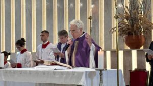 Missa em inglês reúne mais de 2 mil pessoas no Santuário Perpétuo Socorro